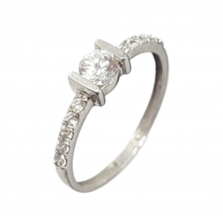 ANILLO ORO BLANCO 18 KILATES ESTILO SOLITARIO PIEDRA BLANCA 4 MILÍMETROS CON GARRA PLANA CIRCONITAS EN EL BRAZO