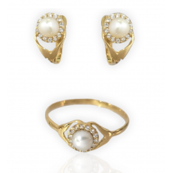 JUEGO NIÑA COMUNIÓN ORO AMARILLO 18 KILATES ANILLO Y PENDIENTES CUAJO CON CIRCONITAS BLANCAS Y PERLA CENTRAL COGIDO POR DOS BARR