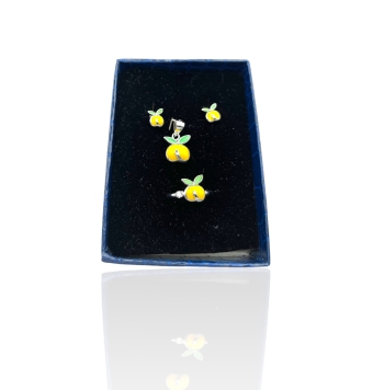 JUEGO PENDIENTES COLGANTE ANILLO NIÑA MANZANAS. PENDIENTES MANZANA 7X6 MILÍMETROS PLATA DE LEY 925 ESMALTE AMARILLO Y VERDE. C
