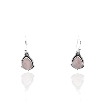 PENDIENTES LARGOS PLATA DE LEY 925 LÁGRIMA DE CUARZO ROSA CON DETALLE EN PLATA OXI CIERRE GANCHO HIPPIE