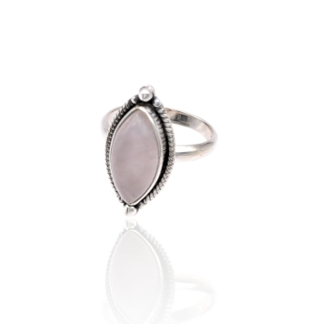 ANILLO MUJER PLATA DE LEY 925 TIPO LANZADERA CON CUARZO ROSA CERCO CON DETALLE EN PLATA OXI 23X12 MILÍMETROS