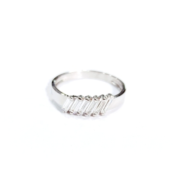 ANILLO ORO BLANCO 18 KILATES CON 6 CIRCONITAS BAGUETTE DIAGONAL
